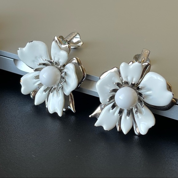 Vintage Sarah Coventry White Silver MCM Flower Pin Brooch Earrings Set - Picture 6 of 10